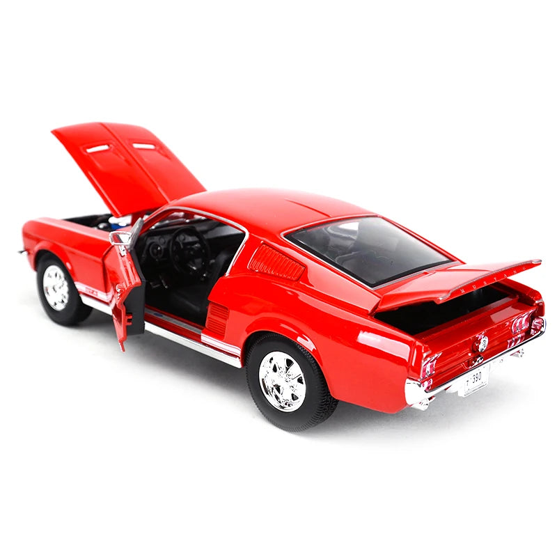 Maisto 1:18 1967 Ford Mustang GTA Fastback Sports Car Diecast Model