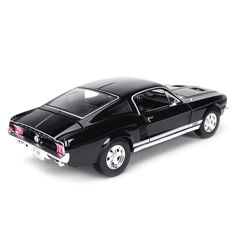 Maisto 1:18 1967 Ford Mustang GTA Fastback Sports Car Diecast Model
