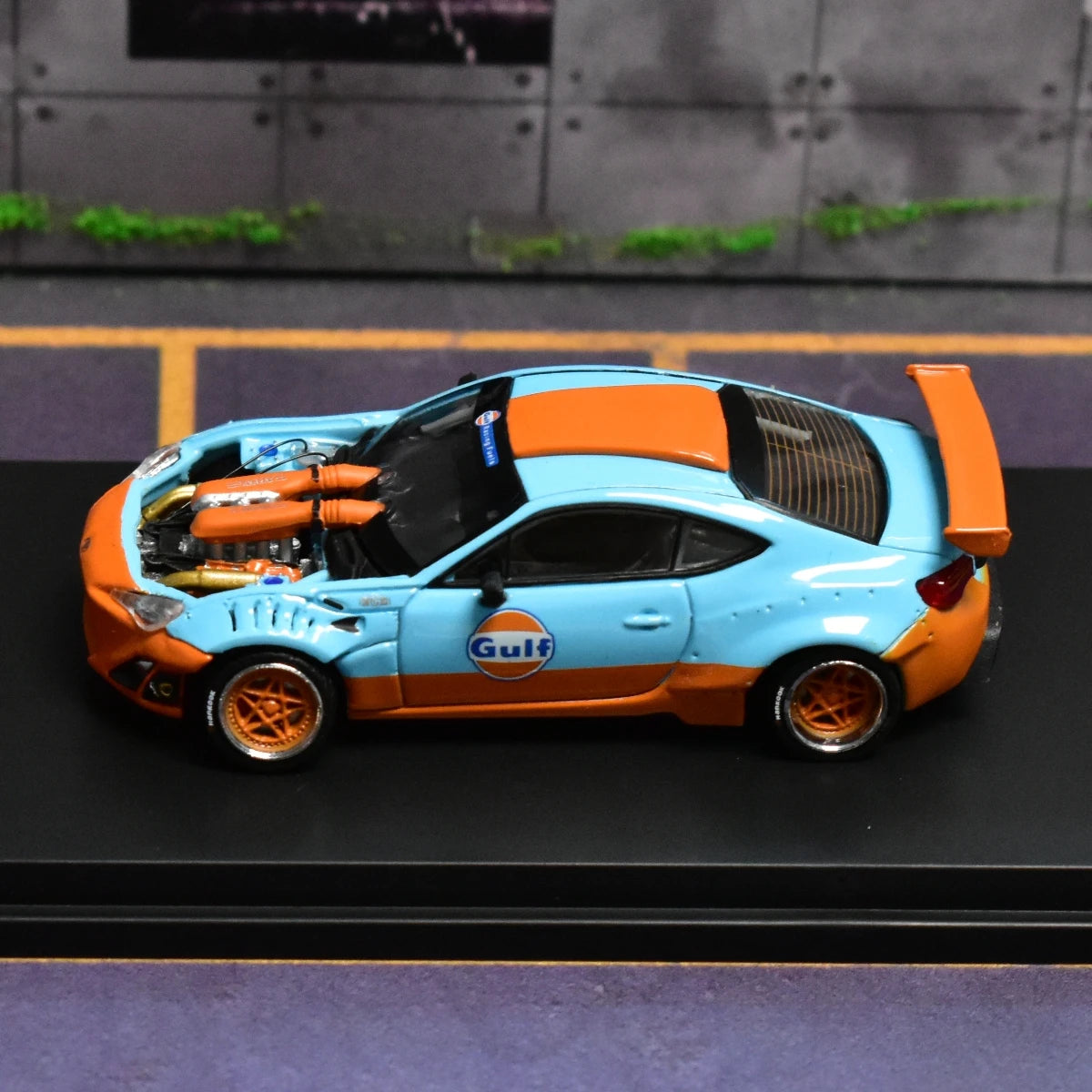 DCM 1:64 86+458 GT Gulf HKS Diecast Model Car