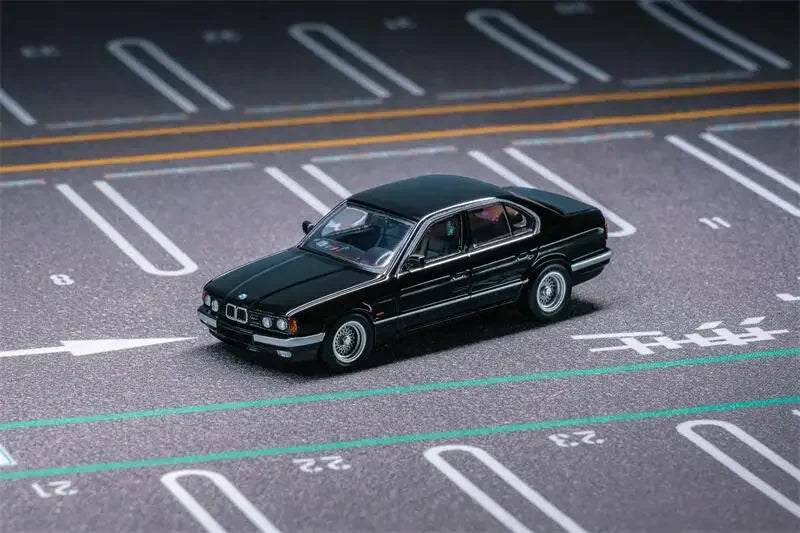 DCM 1 64 E34 5 Series Sedan Black White Blue limited500 Diecast Mo EVOSparks Diecast