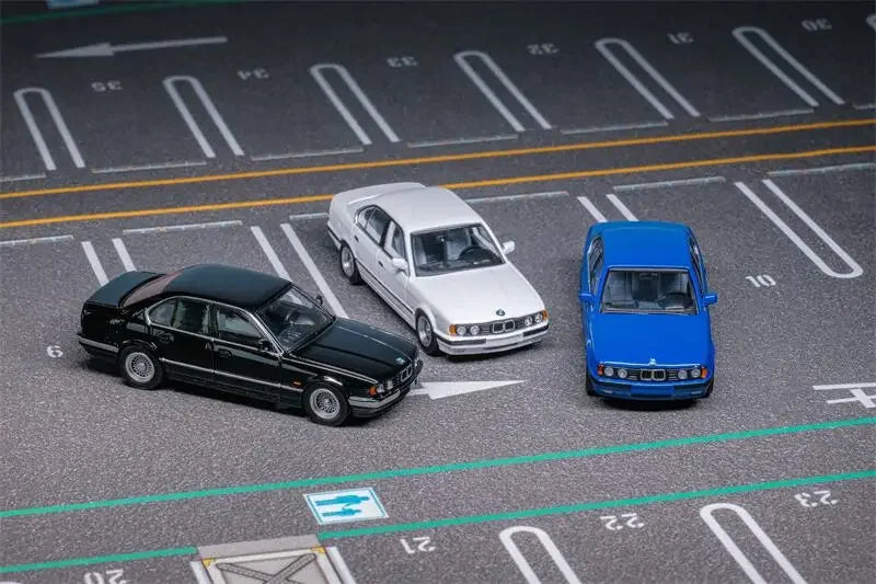 DCM 1:64 E34 5-Series Sedan Black / White / Blue limited500 Diecast Model